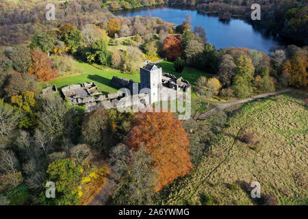 Milngavie, UK. 29 Okt, 2019. Antenne drone Ansicht der herbstlichen Sonne über Mugdock Country Park und Schloss, East Dunbartonshire. Credit: ALAN OLIVER/Alamy leben Nachrichten Stockfoto