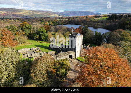 Milngavie, UK. 29 Okt, 2019. Antenne drone Ansicht der herbstlichen Sonne über Mugdock Country Park und Schloss, East Dunbartonshire. Credit: ALAN OLIVER/Alamy leben Nachrichten Stockfoto