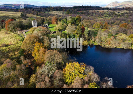 Milngavie, UK. 29 Okt, 2019. Antenne drone Ansicht der herbstlichen Sonne über Mugdock Country Park und Schloss, East Dunbartonshire. Credit: ALAN OLIVER/Alamy leben Nachrichten Stockfoto