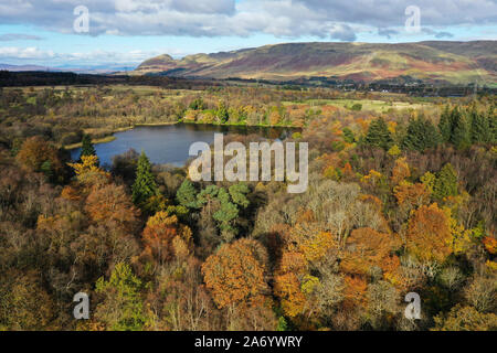 Milngavie, UK. 29 Okt, 2019. Antenne drone Ansicht der herbstlichen Sonne über Mugdock Country Park und Schloss, East Dunbartonshire. Credit: ALAN OLIVER/Alamy leben Nachrichten Stockfoto