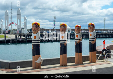 Baywalk Poller trail Spaziergang Holzskulpturen lebensretter von Jan Mitchell Bildhauer an der Strandpromenade von Corio Bay Geelong, Victoria, Australien. Stockfoto