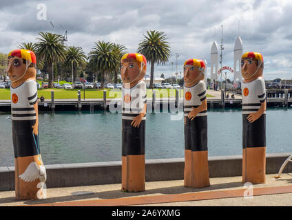 Baywalk Poller trail Spaziergang Holzskulpturen lebensretter von Jan Mitchell Bildhauer an der Strandpromenade von Corio Bay Geelong, Victoria, Australien. Stockfoto