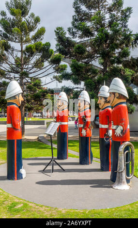 Baywalk Poller trail Spaziergang Holzskulpturen band Musiker von Jan Mitchell Bildhauer an der Strandpromenade von Corio Bay Geelong, Victoria, Australien. Stockfoto