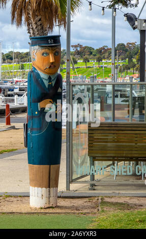 Baywalk Poller Strecke zu Fuß Holzskulptur von Dirigent von Jan Mitchell Bildhauer an der Strandpromenade von Corio Bay Geelong, Victoria, Australien. Stockfoto