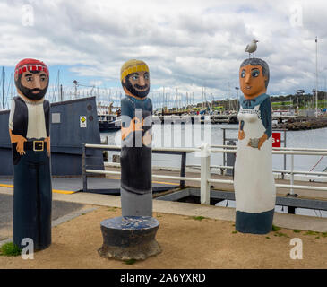 Baywalk Poller trail Spaziergang Holzskulpturen der Fischer und seine Frau von Jan Mitchell Bildhauer an der Strandpromenade von Corio Bay Geelong, Victoria, Australien. Stockfoto