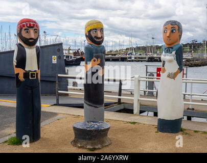 Baywalk Poller trail Spaziergang Holzskulpturen der Fischer und seine Frau von Jan Mitchell Bildhauer an der Strandpromenade von Corio Bay Geelong, Victoria, Australien. Stockfoto