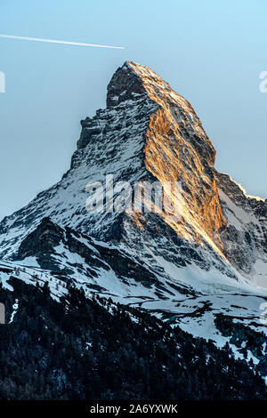 Osten und Norden Gesichter der Matterhorn bei Sonnenaufgang in Zermatt, Schweiz im Frühling. Stockfoto