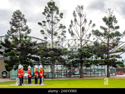 Baywalk Poller trail Spaziergang Holzskulpturen band Musiker von Jan Mitchell Bildhauer an der Strandpromenade von Corio Bay Geelong, Victoria, Australien. Stockfoto