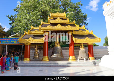 MANDALAY / Myanmar (Birma) - 29 Okt, 2019: Die mahamuni Pagode oder Mahamuni Buddha Tempel ist einer der berühmtesten buddhistischen Statue in Birma, die l Stockfoto