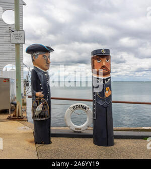 Baywalk Poller trail Spaziergang Holzskulpturen von historischen Figuren von Jan Mitchell Bildhauer an der Strandpromenade von Corio Bay Geelong, Victoria, Australien. Stockfoto