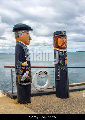 Baywalk Poller trail Spaziergang Holzskulpturen von historischen Figuren von Jan Mitchell Bildhauer an der Strandpromenade von Corio Bay Geelong, Victoria, Australien. Stockfoto