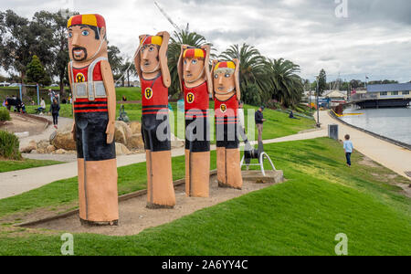 Baywalk Poller trail Spaziergang Holzskulpturen lebensretter von Jan Mitchell Bildhauer an der Strandpromenade von Corio Bay Geelong, Victoria, Australien. Stockfoto