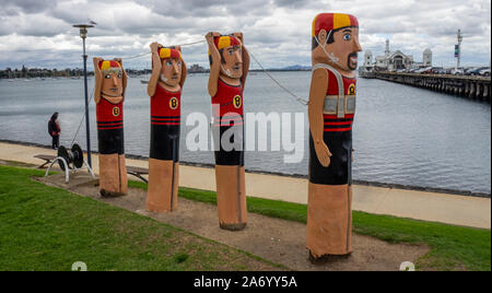 Baywalk Poller trail Spaziergang Holzskulpturen lebensretter von Jan Mitchell Bildhauer an der Strandpromenade von Corio Bay Geelong, Victoria, Australien. Stockfoto