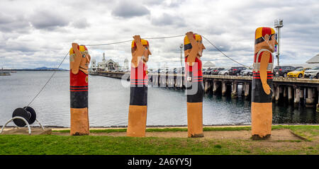 Baywalk Poller trail Spaziergang Holzskulpturen lebensretter von Jan Mitchell Bildhauer an der Strandpromenade von Corio Bay Geelong, Victoria, Australien. Stockfoto