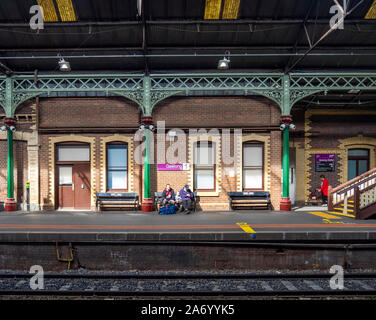 Leute für einen Zug auf Gleis 1 im historischen Geelong Bahnhof Victoria Australien warten. Stockfoto