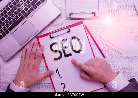 Text zeichen Seo angezeigt. Business Foto Text unglaublich effektive Weise zu vermarkten Sie Ihr in der Nähe von Business online Hand halten schreiben Ausrüstung Werkzeug in der Nähe von Modernes h Stockfoto