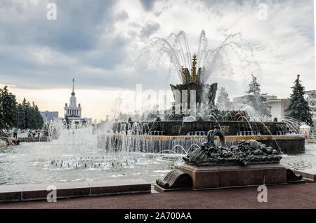 MOSKAU, RUSSLAND - AUGUST 10 2014: Brunnen Freundschaft der Menschen und Zentralhaus der russischen Menschen in VDNKh Stockfoto