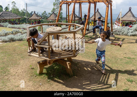 KARANGASEM/BALI-OKTOBER 28 2019: Eine Atmosphäre von Spaß und Spannung auf einem der Kinderspielplätze im bali Karangasem Edelweißpark Stockfoto