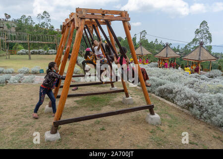 KARANGASEM/BALI-OKTOBER 28 2019: Eine Atmosphäre von Spaß und Spannung auf einem der Kinderspielplätze im bali Karangasem Edelweißpark Stockfoto