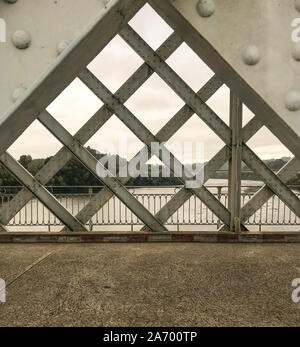 Ein Abschnitt des Eisernen Brücke an Valenca, dass der Fluss Minho Kreuze, Erstellen einer Criss Cross Muster niemand im Bild Stockfoto