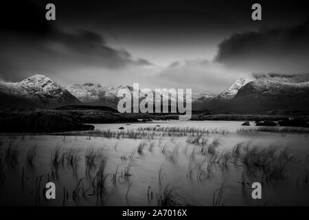 Rannoch Mor Bergkette im Schnee in Glencoe, Lochaber, Highlands, Schottland, UK abgedeckt. Stockfoto