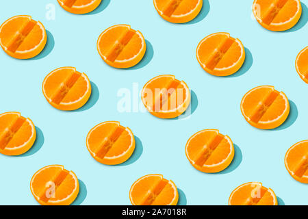 Vitamin C Muster von orange Scheiben in Form von Tabletten auf hellblauem Hintergrund. Minimale Gesundheit Konzept Stockfoto