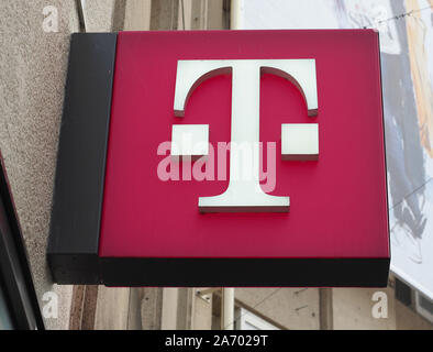 BONN, Deutschland - ca. August 2019: Deutsche Telekom unterzeichnen Stockfoto