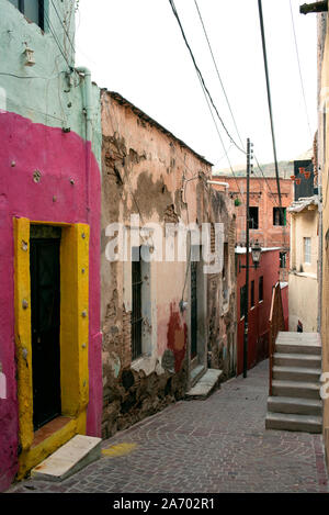 Vertikale street view einer schmalen Gasse in der Altstadt von Guanajuato, Mexiko. Jun 2019 Stockfoto