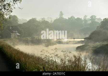 Nebel über dem Nantes-Brest-Kanal (Französisch "Canal de Nantes ein Brest") in Cleden-Poher (Bretagne, Frankreich). Triffen Brücke sperren (Französisch "Ecl Stockfoto