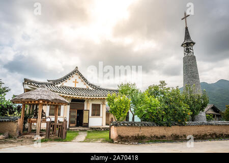 Koreanischen Stil Kirche und Kreuz in historischen Hahoe Folk Village mit dramatischen Licht in Andong Südkorea Stockfoto