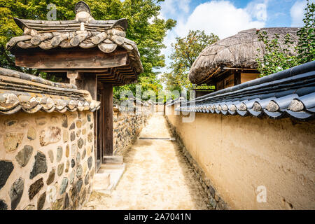 Gasse mit Häusern, Mauern und Tore in historischen Hahoe Folk Village in Andong Südkorea Stockfoto