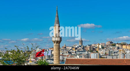 ISTANBUL TÜRKEI ein Minarett und die KARAKOY SKYLINE mit GALATA TOWER Stockfoto