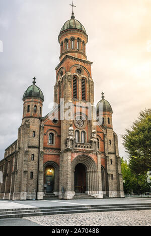 Vertikale Vorderansicht des Jeondong Francis Xavier Cathedral eine alte katholische Kirche in Jeonju mit dramatischen Licht in Jeonju Südkorea Stockfoto