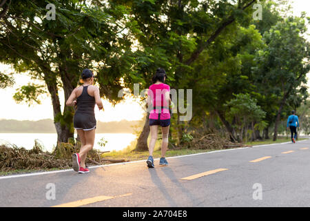 Zwei weibliche Freunde Jogging im Park mit Sunrise. Stockfoto