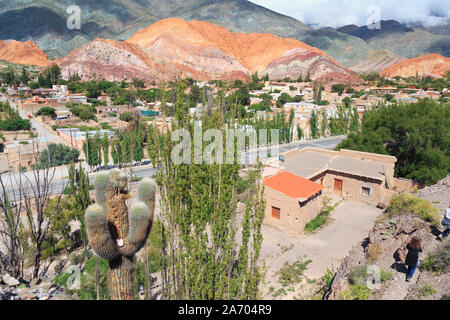 Argentinien, Salta, Quebrada de Purmamarca (UNESCO-Welterbe), Stadt und Cerro de Los Siete Colores Berg Stockfoto