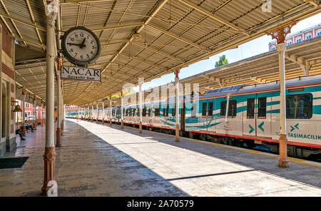 ISTANBUL TÜRKEI BAHNHOF SIRKECI ORIENT EXPRESS TERMINAL DIE PLATTFORM UND DIE WARTENDEN ZUG Stockfoto