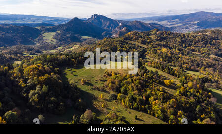 Drei Kronen oder Trzy Korony Peaks bei Pieniny, Antenne Drohne Anzeigen. Stockfoto