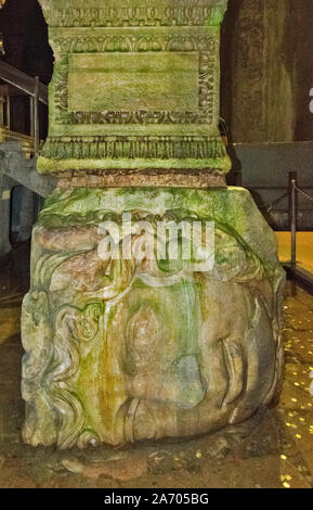 ISTANBUL TÜRKEI DIE BASILIKA ZISTERNE MARMOR MEDUSENHAUPT SKULPTUR ALS SPALTE BASE LIEGEN IN EINEM KLEINEN POOL VON WASSER VERWENDET Stockfoto