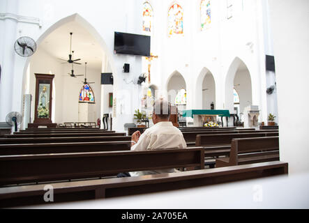 Malakka, Malaysia, Oktober, 14,2019 Unidentical des Menschen beten in der Kirche des Hl. Franz Xaver in Malacca Erbe der Stadt von Malaysia Stockfoto