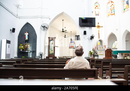 Malakka, Malaysia, Oktober, 14,2019 Unidentical des Menschen beten in der Kirche des Hl. Franz Xaver in Malacca Erbe der Stadt von Malaysia Stockfoto