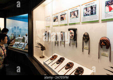 Andong Korea, 28. September 2019: Touristen und traditionelle koreanische Masken Anzeige bei Hahoe mask Museum in Andong Hahoe Village South Korea Stockfoto