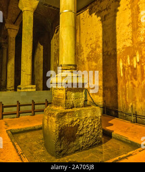 ISTANBUL TÜRKEI DIE BASILIKA ZISTERNE ZYLINDERFÖRMIGE MARMORSÄULEN Stockfoto