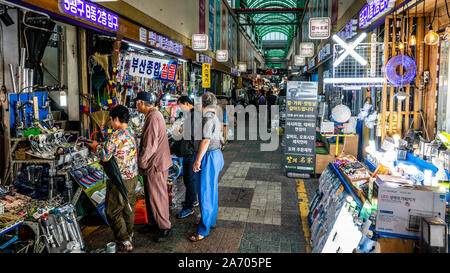 Busan, Korea, 2. Oktober 2019: Gukje markt Gasse mit Blick auf Menschen und Haushaltswaren Shops in Busan, Südkorea Stockfoto