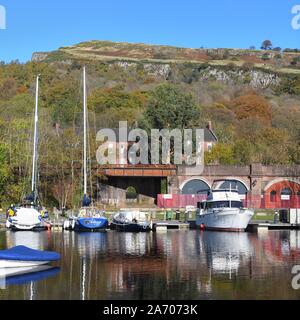 Verschiedene Yachten und Boote in Bowling Hafen am Eingang der Forth-and-Clyde-Kanal, Schottland, Großbritannien, Europa Stockfoto