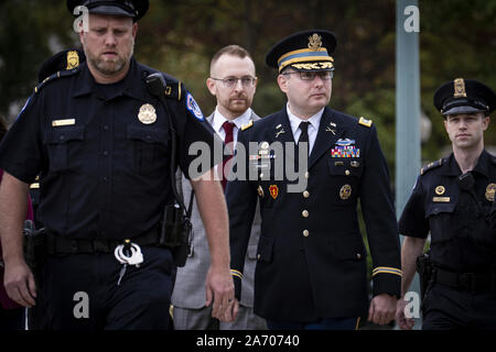 Washington, United States. 29 Okt, 2019. Rates für nationale Sicherheit der Ukraine Experte, Oberstleutnant Alexander Vindman USA (Mitte), kommt für eine geschlossene Tür treffen mit dem Haus Intelligenz, auswärtige Angelegenheiten und Aufsicht Ausschüsse auf dem Capitol Hill am 29. Oktober 2019 in Washington, DC. Die Ausschüsse sind Befragung von Zeugen im Rahmen der laufenden Untersuchung ein Amtsenthebungsverfahren gegen Präsident Donald Trump. Foto von Pete Marovich/UPI Quelle: UPI/Alamy leben Nachrichten Stockfoto