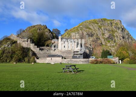 Dumbarton Castle, in der alten Hauptstadt von Schottland in Großbritannien und sitzt auf einem Stecker aus vulkanischem Basalt als Dumbarton Rock bekannt Stockfoto