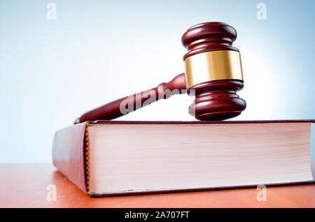 Richter Hammer und Gesetz Buch auf blauem Hintergrund Stockfoto