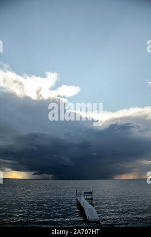 Sturmwolken über Schwester Bucht im Door County, Wisconsin bilden Stockfoto