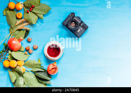 Herbst Früchte, Nüsse, Granatapfel auf blauem Hintergrund Stockfoto