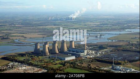 Luftaufnahme von Eggborough Power Station mit Kraftwerk Drax in der Ferne Stockfoto